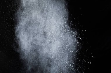 Siyah arka planda beyaz toz patlaması. Renkli bulut. Renkli toz patlar. Boya Holi.