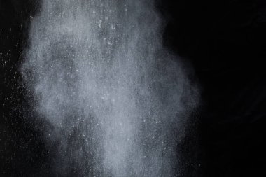 Siyah arka planda beyaz toz patlaması. Renkli bulut. Renkli toz patlar. Boya Holi.