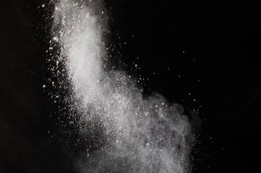 Siyah arka planda beyaz toz patlaması. Renkli bulut. Renkli toz patlar. Boya Holi.