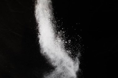 Siyah arka planda beyaz toz patlaması. Renkli bulut. Renkli toz patlar. Boya Holi.