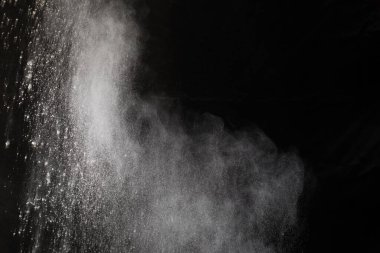 Siyah arka planda beyaz toz patlaması. Renkli bulut. Renkli toz patlar. Boya Holi.