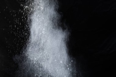 Siyah arka planda beyaz toz patlaması. Renkli bulut. Renkli toz patlar. Boya Holi.