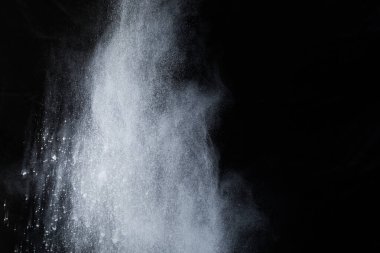 Siyah arka planda beyaz toz patlaması. Renkli bulut. Renkli toz patlar. Boya Holi.