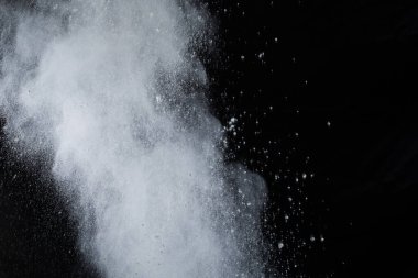 Siyah arka planda beyaz toz patlaması. Renkli bulut. Renkli toz patlar. Boya Holi.