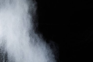 Siyah arka planda beyaz toz patlaması. Renkli bulut. Renkli toz patlar. Boya Holi.