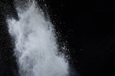 Siyah arka planda beyaz toz patlaması. Renkli bulut. Renkli toz patlar. Boya Holi.