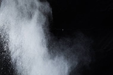 Siyah arka planda beyaz toz patlaması. Renkli bulut. Renkli toz patlar. Boya Holi.