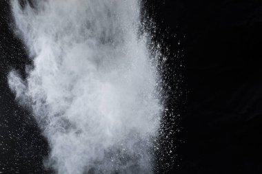 Siyah arka planda beyaz toz patlaması. Renkli bulut. Renkli toz patlar. Boya Holi.