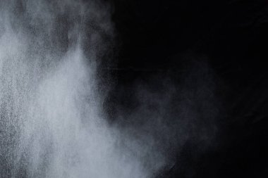 Siyah arka planda beyaz toz patlaması. Renkli bulut. Renkli toz patlar. Boya Holi.