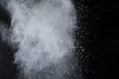Siyah arka planda beyaz toz patlaması. Renkli bulut. Renkli toz patlar. Boya Holi.