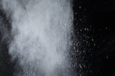 Siyah arka planda beyaz toz patlaması. Renkli bulut. Renkli toz patlar. Boya Holi.