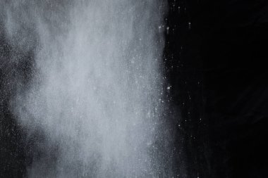 Siyah arka planda beyaz toz patlaması. Renkli bulut. Renkli toz patlar. Boya Holi.