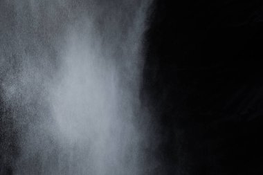 Siyah arka planda beyaz toz patlaması. Renkli bulut. Renkli toz patlar. Boya Holi.