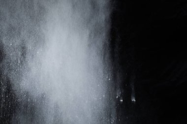 Siyah arka planda beyaz toz patlaması. Renkli bulut. Renkli toz patlar. Boya Holi.