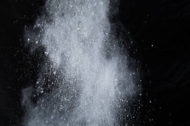 Siyah arka planda beyaz toz patlaması. Renkli bulut. Renkli toz patlar. Boya Holi.