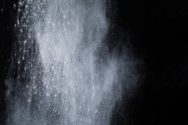 Siyah arka planda beyaz toz patlaması. Renkli bulut. Renkli toz patlar. Boya Holi.