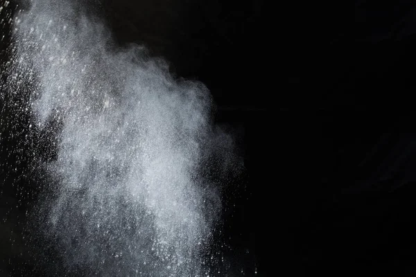 Siyah arka planda beyaz toz patlaması. Renkli bulut. Renkli toz patlar. Boya Holi.