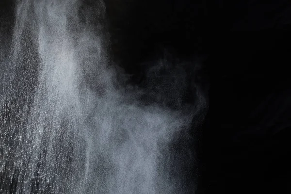 Siyah arka planda beyaz toz patlaması. Renkli bulut. Renkli toz patlar. Boya Holi.