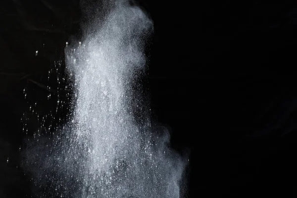 Siyah arka planda beyaz toz patlaması. Renkli bulut. Renkli toz patlar. Boya Holi.