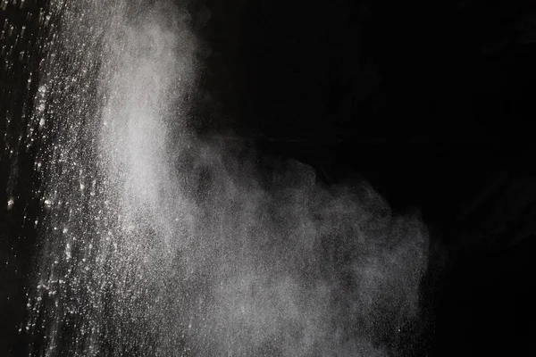 Siyah arka planda beyaz toz patlaması. Renkli bulut. Renkli toz patlar. Boya Holi.
