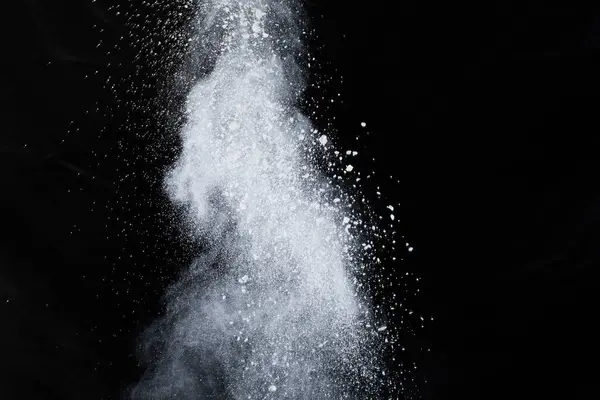 Siyah arka planda beyaz toz patlaması. Renkli bulut. Renkli toz patlar. Boya Holi.
