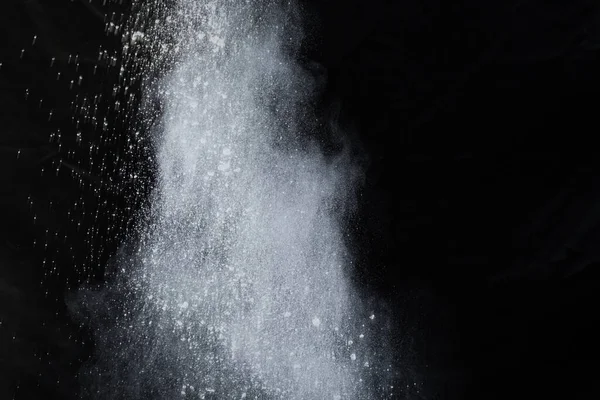 Siyah arka planda beyaz toz patlaması. Renkli bulut. Renkli toz patlar. Boya Holi.