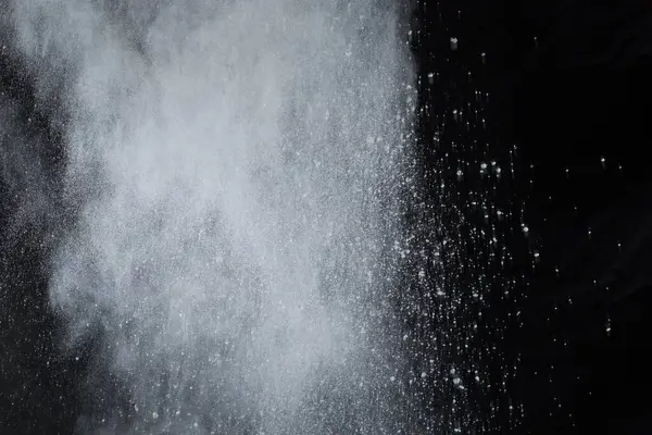 Siyah arka planda beyaz toz patlaması. Renkli bulut. Renkli toz patlar. Boya Holi.