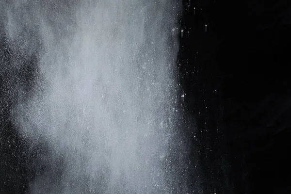 Siyah arka planda beyaz toz patlaması. Renkli bulut. Renkli toz patlar. Boya Holi.