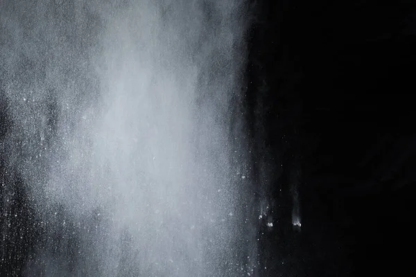 Siyah arka planda beyaz toz patlaması. Renkli bulut. Renkli toz patlar. Boya Holi.