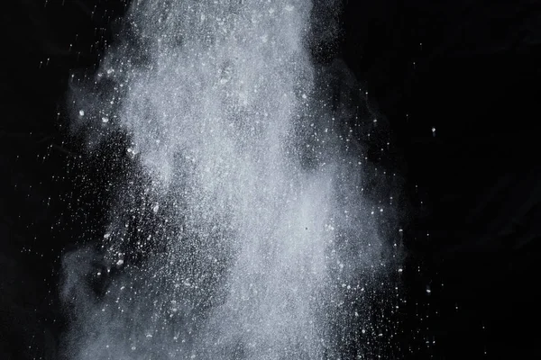 Siyah arka planda beyaz toz patlaması. Renkli bulut. Renkli toz patlar. Boya Holi.