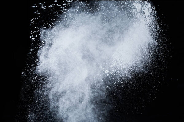 Взрыв белого пороха на черном фоне. Цветное облако. Разноцветная пыль взрывается. Холи, Пейнт.