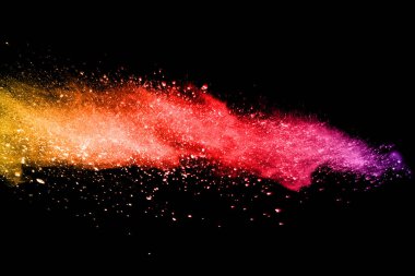 Siyah bir zemin üzerinde soyut renkli toz patlaması. Soyut toz püskürtülmüş arka plan, renk tozunun patlaması / renk tozunun dondurucu hareketi, çok renkli sim dokusu.