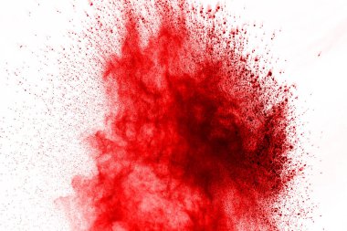 Beyaz arka planda izole edilmiş kırmızı barutun patlaması hareketsiz. Kırmızı toz bulutunun soyut tasarımı. Parçacık patlaması ekran koruyucusu, duvar kağıdı