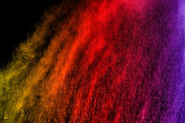 Siyah bir zemin üzerinde soyut renkli toz patlaması. Soyut toz püskürtülmüş arka plan, renk tozunun patlaması / renk tozunun dondurucu hareketi, çok renkli sim dokusu.