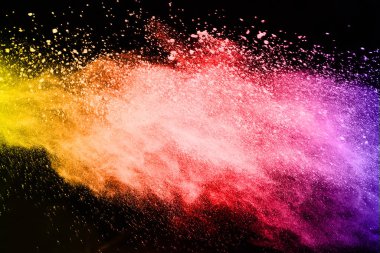 Siyah bir zemin üzerinde soyut renkli toz patlaması. Soyut toz püskürtülmüş arka plan, renk tozunun patlaması / renk tozunun dondurucu hareketi, çok renkli sim dokusu.