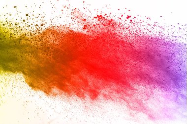Soyut barut sıçramış arka plan. Beyaz arka planda renkli barut patlaması. Renkli bulut. Renkli toz patlar. Boya Holi.