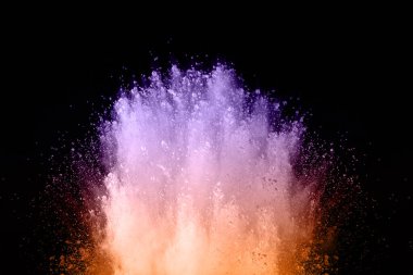 Siyah bir zemin üzerinde soyut renkli toz patlaması. Soyut toz püskürtülmüş arka plan, renk tozunun patlaması / renk tozunun dondurucu hareketi, çok renkli sim dokusu.