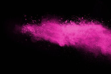 Siyah arka planda pembe toz patlaması. Renkli bulut. Renkli toz patlar. Boya Holi.