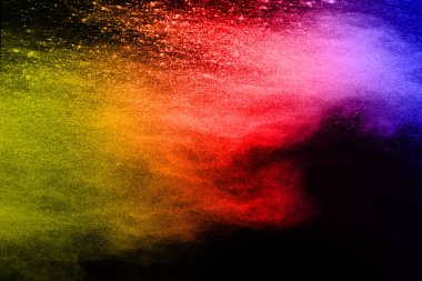 Siyah bir zemin üzerinde soyut renkli toz patlaması. Soyut toz püskürtülmüş arka plan, renk tozunun patlaması / renk tozunun dondurucu hareketi, çok renkli sim dokusu.