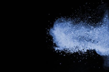 soyut mavi toz sıçrayan arkaplan, patlayan renk tozunun dondurucu hareketi / renk pudrası, siyah arkaplan üzerindeki renk parlatıcısı dokusu.
