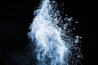 soyut mavi toz sıçrayan arkaplan, patlayan renk tozunun dondurucu hareketi / renk pudrası, siyah arkaplan üzerindeki renk parlatıcısı dokusu.