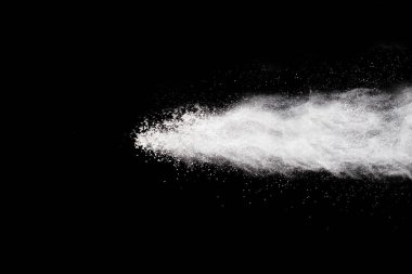 Siyah arka planda beyaz toz patlaması. Renkli bulut. Renkli toz patlar. Boya Holi.