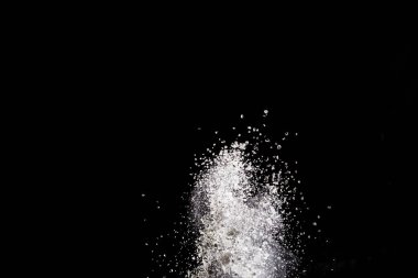 Siyah arka planda beyaz toz patlaması. Renkli bulut. Renkli toz patlar. Boya Holi.