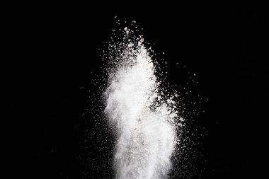 Siyah arka planda beyaz toz patlaması. Renkli bulut. Renkli toz patlar. Boya Holi.