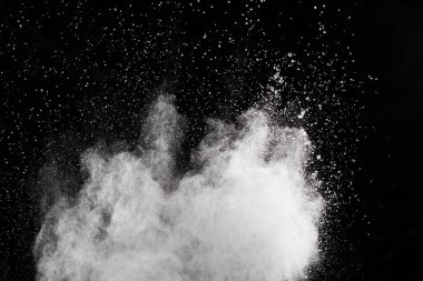 Siyah arka planda beyaz toz patlaması. Renkli bulut. Renkli toz patlar. Boya Holi.