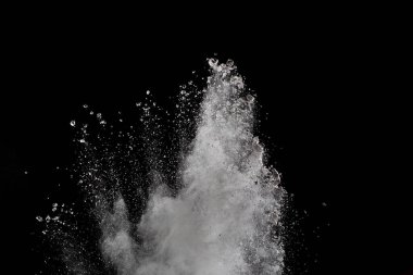 Siyah arka planda beyaz toz patlaması. Renkli bulut. Renkli toz patlar. Boya Holi.