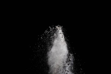 Siyah arka planda beyaz toz patlaması. Renkli bulut. Renkli toz patlar. Boya Holi.
