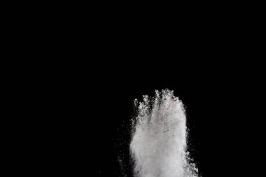 Siyah arka planda beyaz toz patlaması. Renkli bulut. Renkli toz patlar. Boya Holi.
