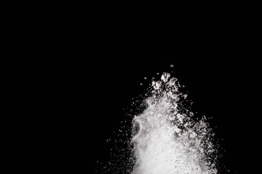 Siyah arka planda beyaz toz patlaması. Renkli bulut. Renkli toz patlar. Boya Holi.