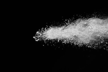 Siyah arka planda beyaz toz patlaması. Renkli bulut. Renkli toz patlar. Boya Holi.